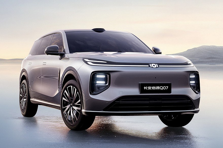 Changan Qiyuan Q07 — кроссовер с гибридом EREV, вид три четверти спереди